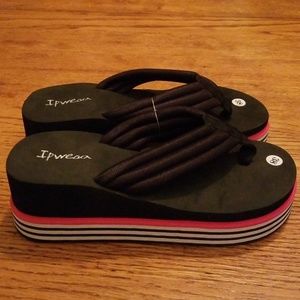 Flip flops black wedge
